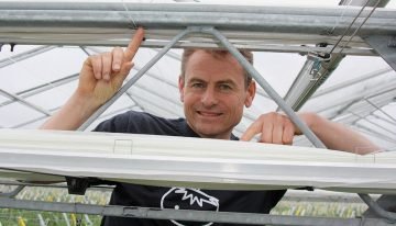 No artificial lighting but two energy screens and no dehumidification