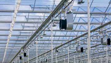 Using dry air above screen to remove moisture seems effective