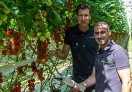 Joost van der Voort (left) and Nadir Laaguili measure the oxygen concentration at the dripper. The system guarantees a level of 10 mg per litre.