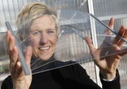 Foto: VidiPhoto

WAGENINGEN – Onderzoekster Silke Hemming van de Wageningen Universiteit (WUR) presenteert het resultaat van haar onderzoek naar ultra-dun glas voor kassen. Het glas zorgt voor extra hoge isolatie en energiebesparing voor de kas van de toekomst.