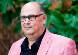 Entrepreneurs have to jump on the online bandwagon, says Harrij Schmeitz, the director of Fresh Informationmanagement Center (FIC).